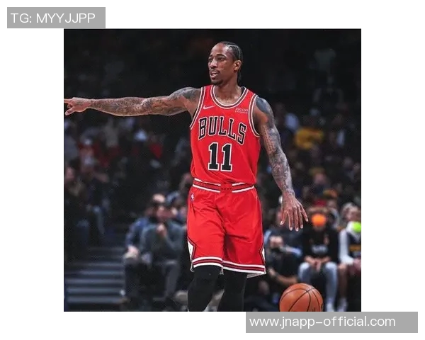 内史密斯表现稳健贡献12分关键时刻三分球助力球队胜利